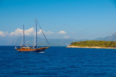 Yelkenli deniz ufukta bir gemi.