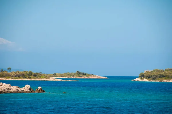 Landskap av Medelhavet. Bergen och havet Turkiet. — Stockfoto