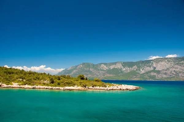 Paisaje del Mar Mediterráneo. Montañas y el mar de Turquía . — Foto de Stock