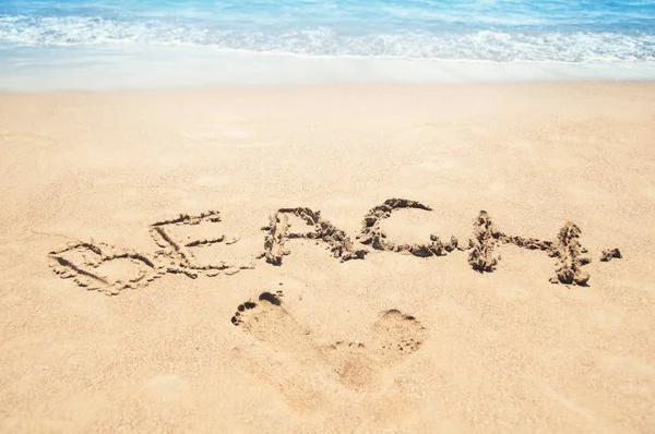 Praia de inscrição na areia. Temporada de praia. Descanse no mar — Fotografia de Stock
