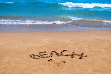 Yazıt sahilde kum. Beach sezon. Denizin üzerinde dinlenmek