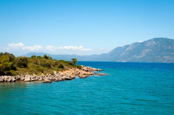 Landskap av Medelhavet. Bergen och havet Turkiet. — Stockfoto