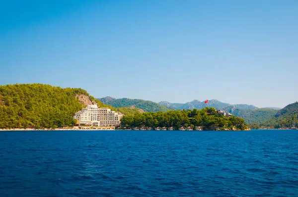 Paisaje del Mar Mediterráneo. Montañas y el mar de Turquía . — Foto de Stock