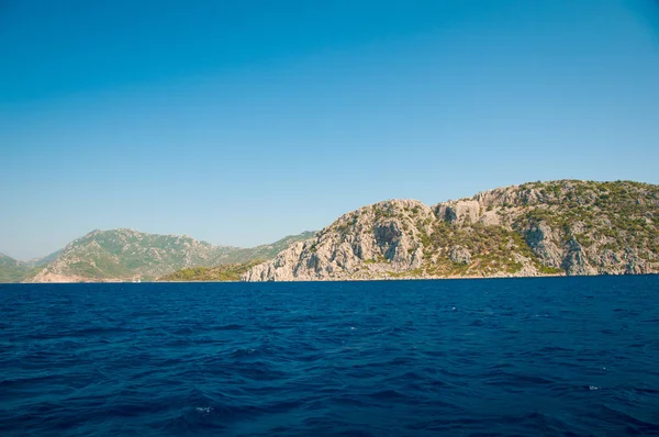 Paisaje del Mar Mediterráneo. Montañas y el mar de Turquía . — Foto de Stock
