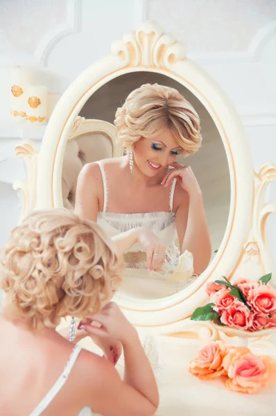 アンティークの鏡で見ている若い美しい女性のファッションの肖像画 — ストック写真