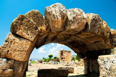 Kalıntıları ve eski Hierapolis antik kenti Türkiye'de modern Pamukkale bitişik binalarda