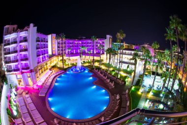 Alacakaranlıkta Türkiye 'deki Marmaris plajına bak
