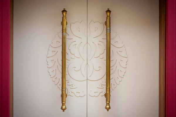 ゴールデン ハンドルと美しい白いドア。バック グラウンド — ストック写真