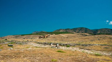 Kalıntıları ve eski Hierapolis antik kenti Türkiye'de modern Pamukkale bitişik binalarda