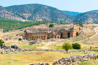 Kalıntıları ve eski Hierapolis antik kenti Türkiye'de modern Pamukkale bitişik binalarda