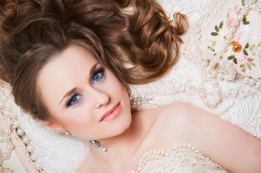 Güzel hamile kadın kanepede yatan lüks saç siyah. Üstten Görünüm