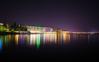 Alacakaranlıkta Türkiye 'deki Marmaris plajına bak