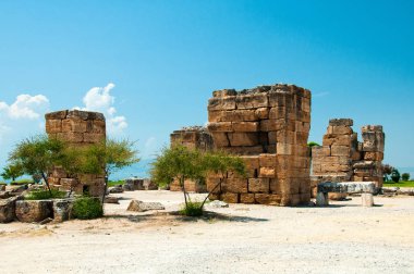 Kalıntıları ve eski Hierapolis antik kenti Türkiye'de modern Pamukkale bitişik binalarda