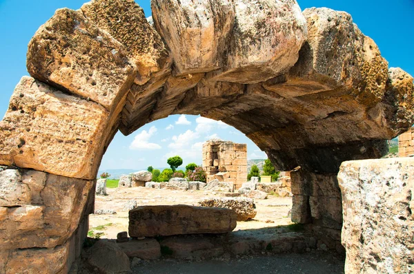 Ruínas e edifícios antigos em Hierápolis antiga cidade adjacente à moderna Pamukkale na Turquia — Fotografia de Stock