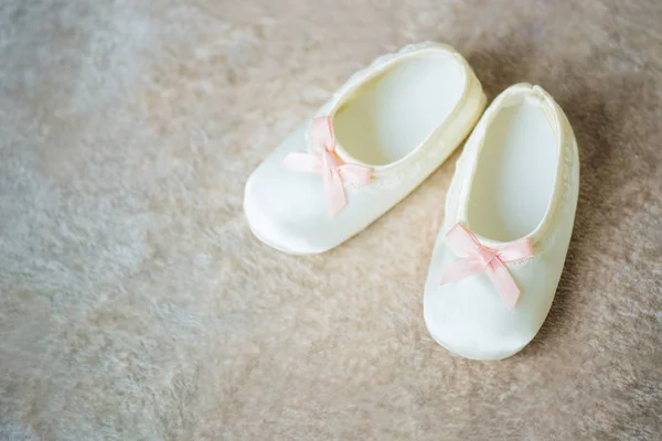 Botines de bebé con cintas rosas. Esperando al chico. . — Foto de Stock