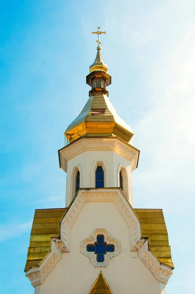 Zlaté kopule kostela proti obloze. — Stock fotografie