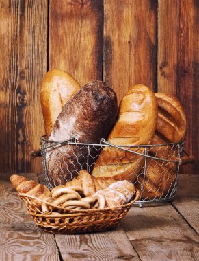 Farklı ekmek sepeti ahşap arka plan üzerinde kulakları ile