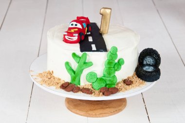 1 yıl için bir doğum günü araba ile şenlikli pasta