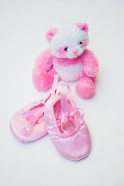 Ahşap arka plan üzerinde küçük oyuncak oyuncak ayı ve çocuk ayakkabı