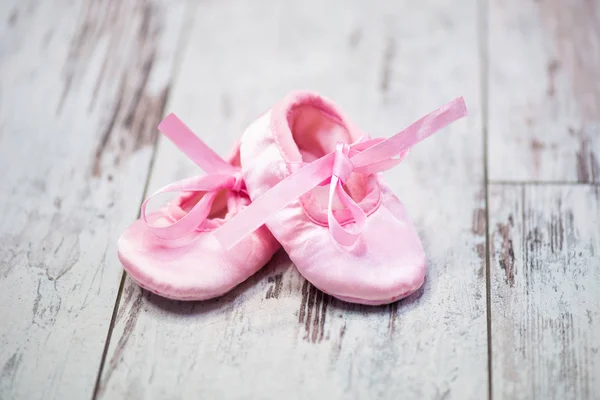 Sapatos rosa das crianças em um fundo de madeira. À espera da rapariga. . — Fotografia de Stock