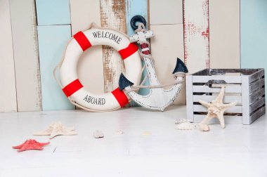 Bir çapa ve hayat şamandıra, kabukları ve ahşap arka plan üzerinde denizyıldızı deniz konulu kompozisyon