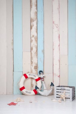 Bir çapa ve hayat şamandıra, kabukları ve ahşap arka plan üzerinde denizyıldızı deniz konulu kompozisyon