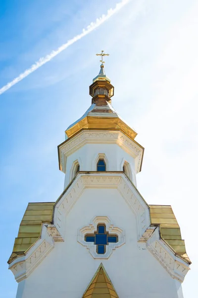 Arany kupolák a templom az ég ellen. — Stock Fotó