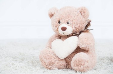 Güzel kahverengi ayıcık beyaz arka planda izole edilmiş, kart serebrasyon için hazırlan.