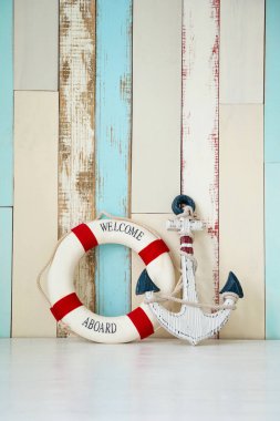 Çapa ve ahşap arka plan üzerinde yaşam çizgisi ile deniz konulu kompozisyon