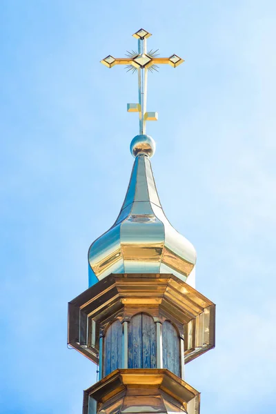 Zlaté kopule kostela proti obloze. — Stock fotografie