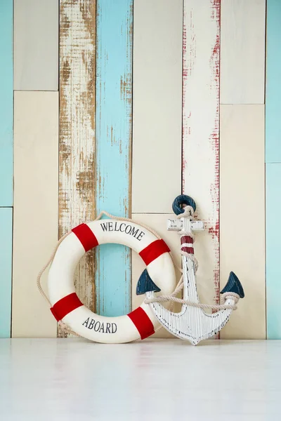 Çapa ve ahşap arka plan üzerinde yaşam çizgisi ile deniz konulu kompozisyon