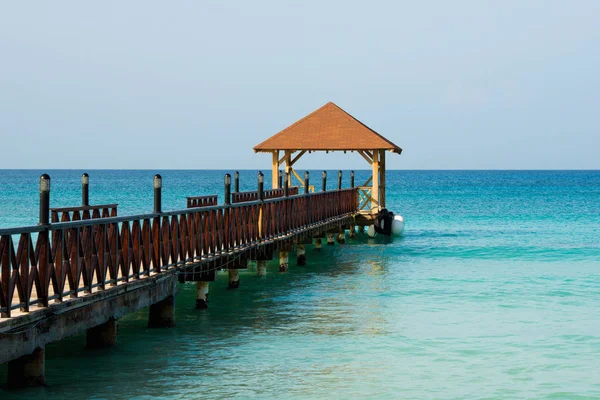 Paraíso exótico. El concepto de viajes, turismo y vacaciones. Un resort tropical en el Caribe . — Foto de Stock