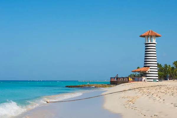 条纹红白色灯塔在加勒比海海岸。多米尼加共和国. — 图库照片