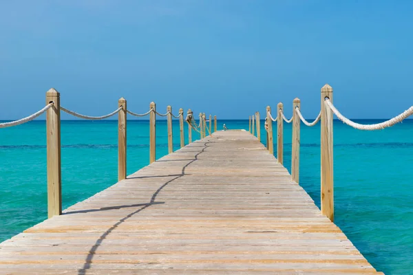 在海的木桥。旅游和度假。自由概念. — 图库照片