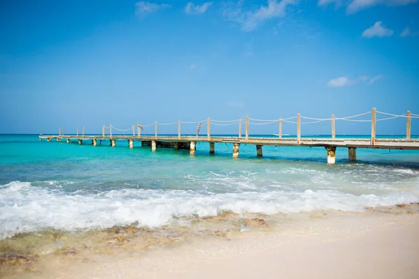 Puente de madera sobre el mar. Viajes y vacaciones. Concepto de libertad . — Foto de Stock