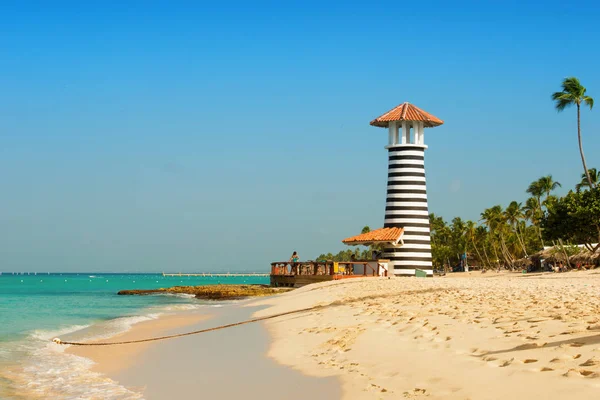 Смугастий червоний білий маяк на узбережжі Карибського моря. Домініканська Республіка. — стокове фото