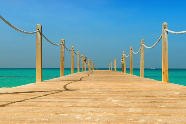 Puente de madera sobre el mar. Viajes y vacaciones. Concepto de libertad . — Foto de Stock