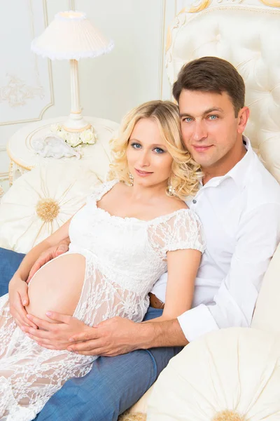 对幸福的夫妻： 丈夫和怀孕的妻子等待的宝贝 — 图库照片