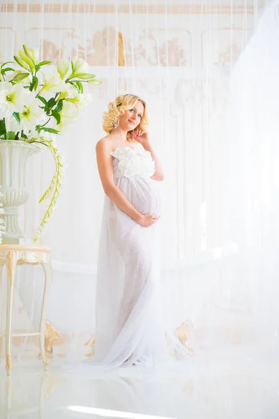 Hermosa embarazada de encaje blanco claro negligee en el baño —  Fotos de Stock