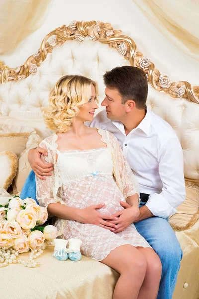 Ευτυχισμένο ζευγάρι: σύζυγος και η σύζυγος έγκυος που περιμένει το μωρό — Φωτογραφία Αρχείου