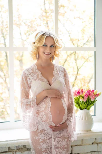 Прекрасная беременная женщина ждет ребенка. Концепция материнства . — стоковое фото
