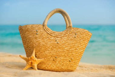 Yaz plaj aksesuarları ile. Masmavi deniz üzerinde arka plan bulanıklık