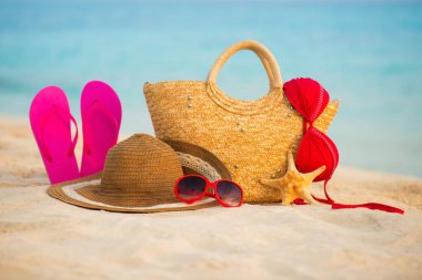 Yaz plaj aksesuarları ile. Masmavi deniz üzerinde arka plan bulanıklık