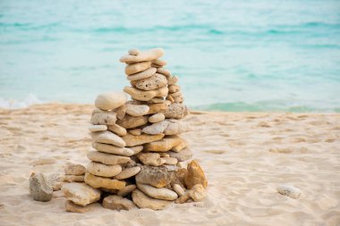 Taş deniz kıyısında denge. Zen plajda kayalar. Feng Shui denge