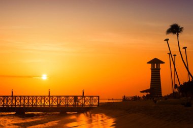 günbatımı denize. ön iskelede. Panorama