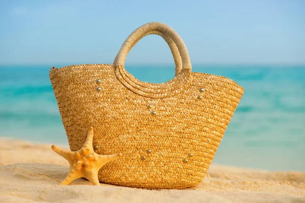 Yaz plaj aksesuarları ile. Masmavi deniz üzerinde arka plan bulanıklık