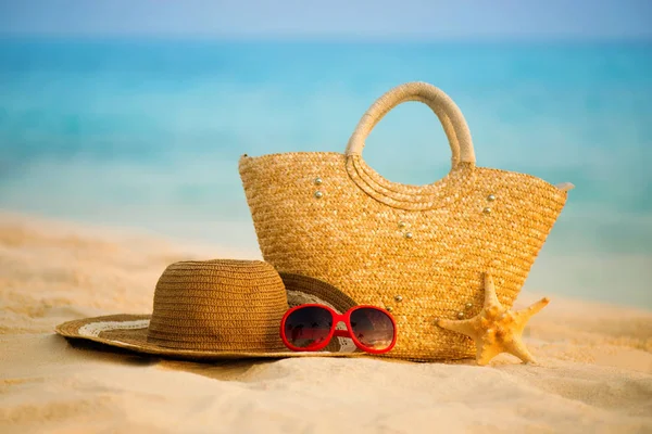 Yaz plaj aksesuarları ile. Masmavi deniz üzerinde arka plan bulanıklık