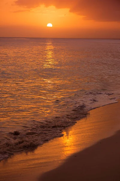 Coucher de soleil sur la côte de la mer des Caraïbes. Coucher de soleil dominicain . — Photo