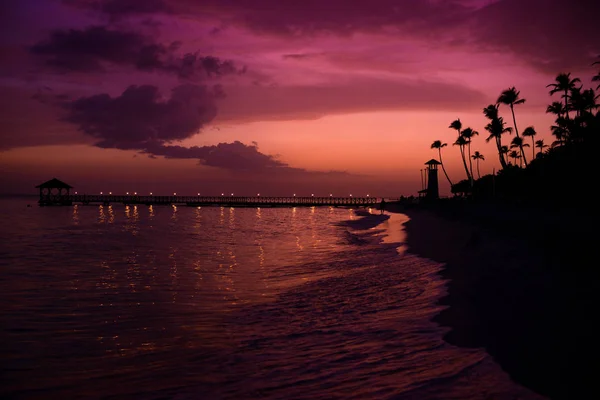 Sonnenuntergang an der Küste der Karibik. Dominikanischer Sonnenuntergang. — Stockfoto