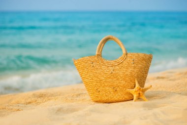 Yaz ruh hali, hasır çanta deniz arka plan üzerinde.